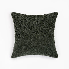 Capa de almofada decorativa no tamanho 45x45 cm na cor verde confeccionada em algodão com texturas bordadas em alto relevo tufting com fechamento em zíper invisível, combina textura agradável e acabamento impecável para enriquecer a estética do seu mobiliário.