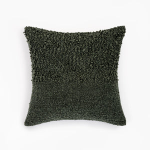 Capa de almofada decorativa no tamanho 45x45 cm na cor verde confeccionada em algodão com texturas bordadas em alto relevo tufting com fechamento em zíper invisível, combina textura agradável e acabamento impecável para enriquecer a estética do seu mobiliário.
