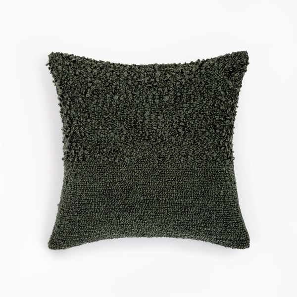 Capa de almofada decorativa no tamanho 45x45 cm na cor verde confeccionada em algodão com texturas bordadas em alto relevo tufting com fechamento em zíper invisível, combina textura agradável e acabamento impecável para enriquecer a estética do seu mobiliário.