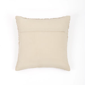 Capa de almofada decorativa no tamanho 45x45 cm na cor mostarda confeccionada em algodão macio e aconchegante com fechamento em zíper invisível, ideal para complementar jogos de cama ou sofás, aliando conforto ergonômico e design moderno.