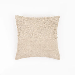 Capa de almofada decorativa no tamanho 45x45 cm na cor mostarda confeccionada em algodão macio e aconchegante com fechamento em zíper invisível, perfeito para valorizar poltronas ou camas com uma proposta de design têxtil autêntico e refinado.