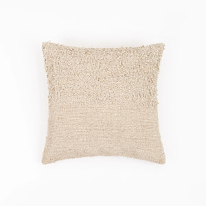 Capa de almofada decorativa no tamanho 45x45 cm na cor mostarda confeccionada em algodão macio e aconchegante com fechamento em zíper invisível, perfeito para valorizar poltronas ou camas com uma proposta de design têxtil autêntico e refinado.