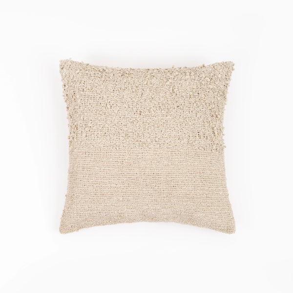 Capa de almofada decorativa no tamanho 45x45 cm na cor mostarda confeccionada em algodão macio e aconchegante com fechamento em zíper invisível, perfeito para valorizar poltronas ou camas com uma proposta de design têxtil autêntico e refinado.