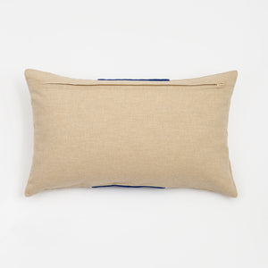 Capa de almofada decorativa no tamanho 30x50 cm na cor azul confeccionada em veludo premium de toque extremamente macio com fechamento em zíper invisível, sinônimo de bem-estar e conforto térmico, ideal para momentos de descanso e relaxamento no lar.