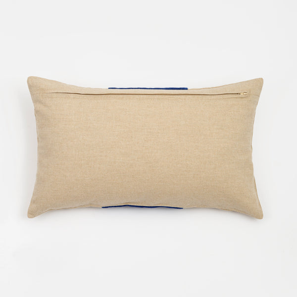 Capa de almofada decorativa no tamanho 30x50 cm na cor azul confeccionada em veludo premium de toque extremamente macio com fechamento em zíper invisível, sinônimo de bem-estar e conforto térmico, ideal para momentos de descanso e relaxamento no lar.