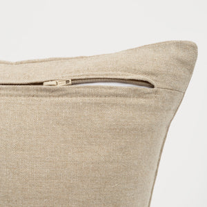 Capa de almofada decorativa no tamanho 30x50 cm na cor mostarda confeccionada em veludo premium de toque extremamente macio com fechamento em zíper invisível, sinônimo de bem-estar e conforto térmico, ideal para momentos de descanso e relaxamento no lar.