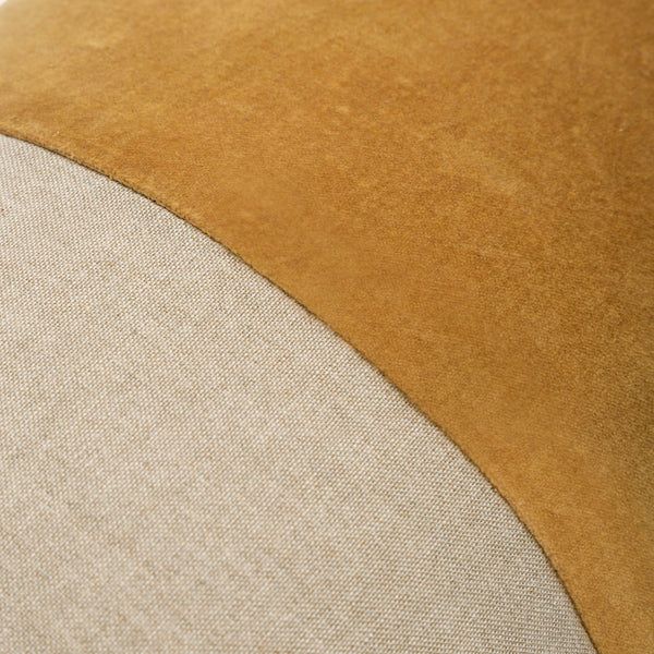 Capa de almofada decorativa no tamanho 30x50 cm na cor mostarda confeccionada em veludo premium de toque extremamente macio com fechamento em zíper invisível, combina textura agradável e acabamento impecável para enriquecer a estética do seu mobiliário.