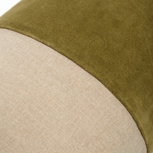 Capa de almofada decorativa no tamanho 30x50 cm na cor verde confeccionada em veludo premium de toque extremamente macio com fechamento em zíper invisível, ideal para complementar jogos de cama ou sofás, aliando conforto ergonômico e design moderno.