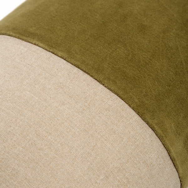 Capa de almofada decorativa no tamanho 30x50 cm na cor verde confeccionada em veludo premium de toque extremamente macio com fechamento em zíper invisível, ideal para complementar jogos de cama ou sofás, aliando conforto ergonômico e design moderno.