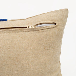 Capa de almofada decorativa no tamanho 30x50 cm na cor azul confeccionada em veludo premium de toque extremamente macio com fechamento em zíper invisível, perfeito para valorizar poltronas ou camas com uma proposta de design têxtil autêntico e refinado.
