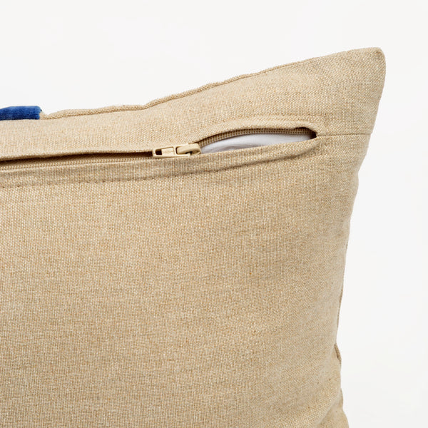 Capa de almofada decorativa no tamanho 30x50 cm na cor azul confeccionada em veludo premium de toque extremamente macio com fechamento em zíper invisível, perfeito para valorizar poltronas ou camas com uma proposta de design têxtil autêntico e refinado.