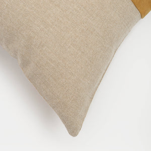 Capa de almofada decorativa no tamanho 30x50 cm na cor mostarda confeccionada em veludo premium de toque extremamente macio com fechamento em zíper invisível, proporciona excelente sustentação e maciez, transformando qualquer espaço em um refúgio acolhedor.