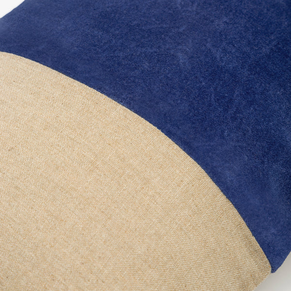 Capa de almofada decorativa no tamanho 30x50 cm na cor azul confeccionada em veludo premium de toque extremamente macio com fechamento em zíper invisível, combina textura agradável e acabamento impecável para enriquecer a estética do seu mobiliário.