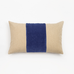 Capa de almofada decorativa no tamanho 30x50 cm na cor azul confeccionada em veludo premium de toque extremamente macio com fechamento em zíper invisível, proporciona excelente sustentação e maciez, transformando qualquer espaço em um refúgio acolhedor.