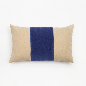 Capa de almofada decorativa no tamanho 30x50 cm na cor azul confeccionada em veludo premium de toque extremamente macio com fechamento em zíper invisível, proporciona excelente sustentação e maciez, transformando qualquer espaço em um refúgio acolhedor.
