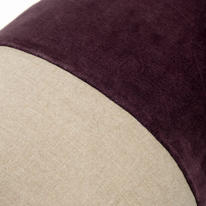Capa de almofada decorativa no tamanho 30x50 cm confeccionada em veludo premium de toque extremamente macio com fechamento em zíper invisível, essencial para trazer aconchego e renovar a decoração de salas ou quartos com elegância.