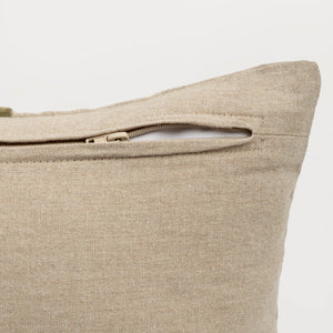 Capa de almofada decorativa no tamanho 30x50 cm na cor verde confeccionada em veludo premium de toque extremamente macio com fechamento em zíper invisível, perfeito para criar composições personalizadas e adicionar um toque de sofisticação ao ambiente.