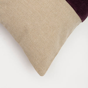Capa de almofada decorativa no tamanho 30x50 cm confeccionada em veludo premium de toque extremamente macio com fechamento em zíper invisível, perfeito para valorizar poltronas ou camas com uma proposta de design têxtil autêntico e refinado.