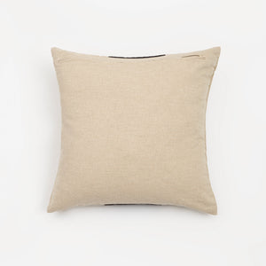 Capa de almofada decorativa no tamanho 45x45 cm na cor preta confeccionada em tecido nobre com toque e textura de linho com fechamento em zíper invisível, traz um equilíbrio visual aconchegante que harmoniza facilmente com diferentes estilos de decoração.