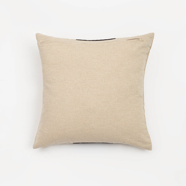 Capa de almofada decorativa no tamanho 45x45 cm na cor preta confeccionada em tecido nobre com toque e textura de linho com fechamento em zíper invisível, traz um equilíbrio visual aconchegante que harmoniza facilmente com diferentes estilos de decoração.