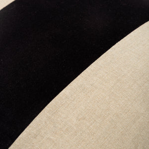 Capa de almofada decorativa no tamanho 45x45 cm na cor preta confeccionada em tecido nobre com toque e textura de linho com fechamento em zíper invisível, perfeito para valorizar poltronas ou camas com uma proposta de design têxtil autêntico e refinado.
