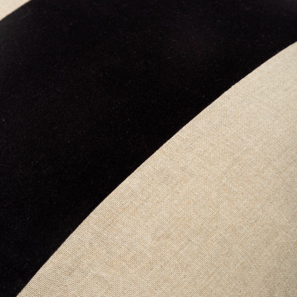Capa de almofada decorativa no tamanho 45x45 cm na cor preta confeccionada em tecido nobre com toque e textura de linho com fechamento em zíper invisível, perfeito para valorizar poltronas ou camas com uma proposta de design têxtil autêntico e refinado.