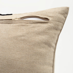 Capa de almofada decorativa no tamanho 45x45 cm na cor preta confeccionada em tecido nobre com toque e textura de linho com fechamento em zíper invisível, essencial para trazer aconchego e renovar a decoração de salas ou quartos com elegância.