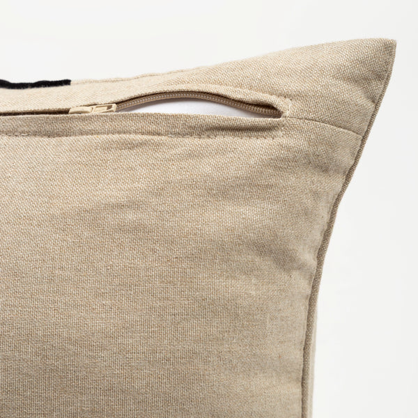 Capa de almofada decorativa no tamanho 45x45 cm na cor preta confeccionada em tecido nobre com toque e textura de linho com fechamento em zíper invisível, essencial para trazer aconchego e renovar a decoração de salas ou quartos com elegância.