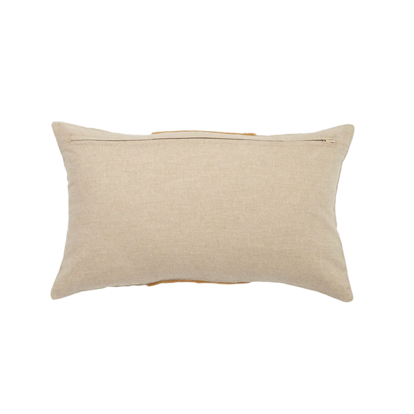 Capa de almofada decorativa no tamanho 30x50 cm na cor mostarda confeccionada em veludo premium de toque extremamente macio com fechamento em zíper invisível, uma escolha versátil e charmosa para renovar o visual da casa com praticidade e bom gosto.