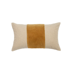 Capa de almofada decorativa no tamanho 30x50 cm na cor mostarda confeccionada em veludo premium de toque extremamente macio com fechamento em zíper invisível, perfeito para criar composições personalizadas e adicionar um toque de sofisticação ao ambiente.