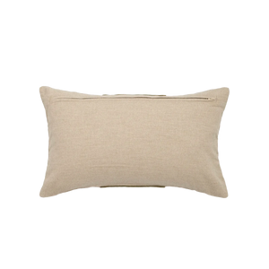 Capa de almofada decorativa no tamanho 30x50 cm na cor verde confeccionada em veludo premium de toque extremamente macio com fechamento em zíper invisível, essencial para trazer aconchego e renovar a decoração de salas ou quartos com elegância.