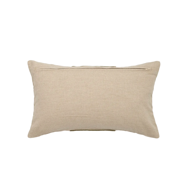 Capa de almofada decorativa no tamanho 30x50 cm na cor verde confeccionada em veludo premium de toque extremamente macio com fechamento em zíper invisível, essencial para trazer aconchego e renovar a decoração de salas ou quartos com elegância.