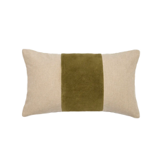 Capa de almofada decorativa no tamanho 30x50 cm na cor verde confeccionada em veludo premium de toque extremamente macio com fechamento em zíper invisível, perfeito para valorizar poltronas ou camas com uma proposta de design têxtil autêntico e refinado.
