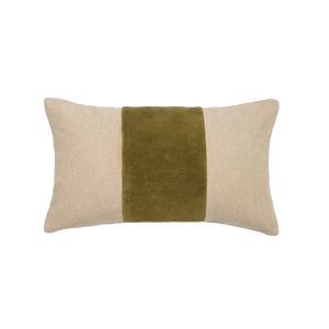 Capa de almofada decorativa no tamanho 30x50 cm na cor verde confeccionada em veludo premium de toque extremamente macio com fechamento em zíper invisível, perfeito para valorizar poltronas ou camas com uma proposta de design têxtil autêntico e refinado.