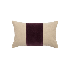 Capa de almofada decorativa no tamanho 30x50 cm confeccionada em veludo premium de toque extremamente macio com fechamento em zíper invisível, sinônimo de bem-estar e conforto térmico, ideal para momentos de descanso e relaxamento no lar.