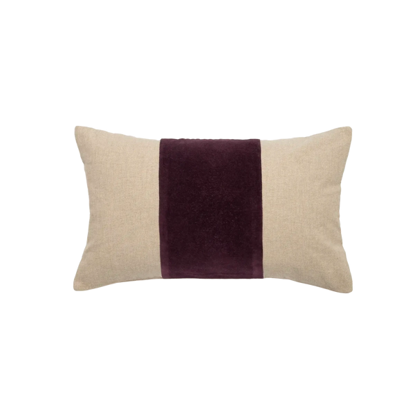 Capa de almofada decorativa no tamanho 30x50 cm confeccionada em veludo premium de toque extremamente macio com fechamento em zíper invisível, sinônimo de bem-estar e conforto térmico, ideal para momentos de descanso e relaxamento no lar.
