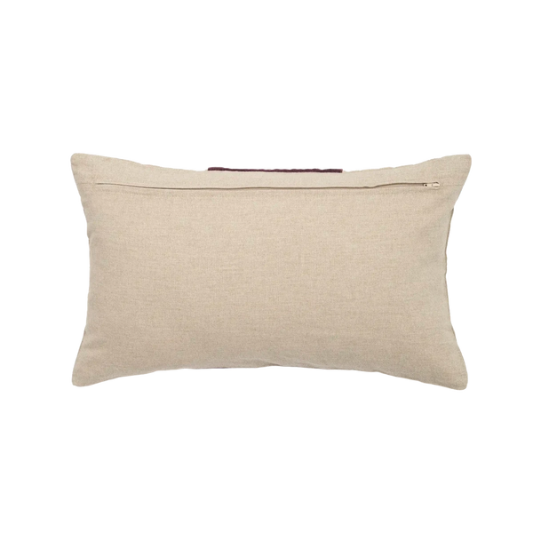 Capa de almofada decorativa no tamanho 30x50 cm confeccionada em veludo premium de toque extremamente macio com fechamento em zíper invisível, traz um equilíbrio visual aconchegante que harmoniza facilmente com diferentes estilos de decoração.