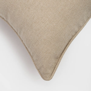 Capa de almofada decorativa no tamanho 50x50 cm confeccionada em tecido nobre com toque e textura de linho com fechamento em zíper invisível, combina textura agradável e acabamento impecável para enriquecer a estética do seu mobiliário.