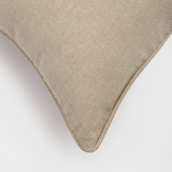 Capa de almofada decorativa no tamanho 50x50 cm confeccionada em tecido nobre com toque e textura de linho com fechamento em zíper invisível, combina textura agradável e acabamento impecável para enriquecer a estética do seu mobiliário.