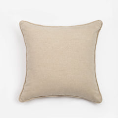 Capa de almofada decorativa no tamanho 50x50 cm confeccionada em tecido nobre com toque e textura de linho com fechamento em zíper invisível, uma escolha versátil e charmosa para renovar o visual da casa com praticidade e bom gosto.