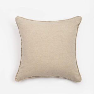 Capa de almofada decorativa no tamanho 50x50 cm confeccionada em tecido nobre com toque e textura de linho com fechamento em zíper invisível, uma escolha versátil e charmosa para renovar o visual da casa com praticidade e bom gosto.