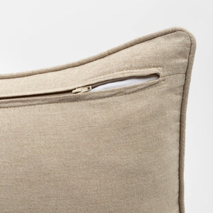 Capa de almofada decorativa no tamanho 50x50 cm confeccionada em tecido nobre com toque e textura de linho com fechamento em zíper invisível, perfeito para valorizar poltronas ou camas com uma proposta de design têxtil autêntico e refinado.