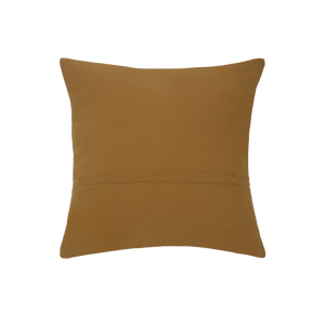 Capa de almofada decorativa no tamanho 45x45 cm na cor mostarda confeccionada em algodão com texturas bordadas em alto relevo tufting com fechamento em zíper invisível, essencial para trazer aconchego e renovar a decoração de salas ou quartos com elegância.