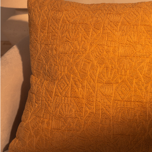 Capa de almofada decorativa no tamanho 45x45 cm na cor mostarda confeccionada em algodão com texturas bordadas em alto relevo tufting com fechamento em zíper invisível, traz um equilíbrio visual aconchegante que harmoniza facilmente com diferentes estilos de decoração.
