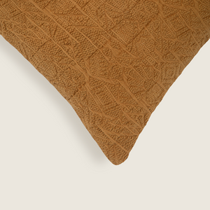 Capa de almofada decorativa no tamanho 45x45 cm na cor mostarda confeccionada em algodão com texturas bordadas em alto relevo tufting com fechamento em zíper invisível, ideal para complementar jogos de cama ou sofás, aliando conforto ergonômico e design moderno.