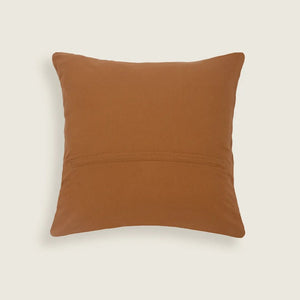 Capa de almofada decorativa no tamanho 45x45 cm na cor rosa confeccionada em algodão macio e aconchegante com fechamento em zíper invisível, perfeito para valorizar poltronas ou camas com uma proposta de design têxtil autêntico e refinado.