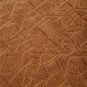 Capa de almofada decorativa no tamanho 45x45 cm na cor rosa confeccionada em algodão macio e aconchegante com fechamento em zíper invisível, sinônimo de bem-estar e conforto térmico, ideal para momentos de descanso e relaxamento no lar.