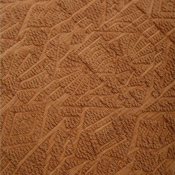 Capa de almofada decorativa no tamanho 45x45 cm na cor rosa confeccionada em algodão macio e aconchegante com fechamento em zíper invisível, sinônimo de bem-estar e conforto térmico, ideal para momentos de descanso e relaxamento no lar.