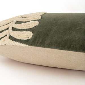 Capa de almofada decorativa no tamanho 30x50 cm na cor verde confeccionada em veludo premium de toque extremamente macio com fechamento em zíper invisível, perfeito para criar composições personalizadas e adicionar um toque de sofisticação ao ambiente.