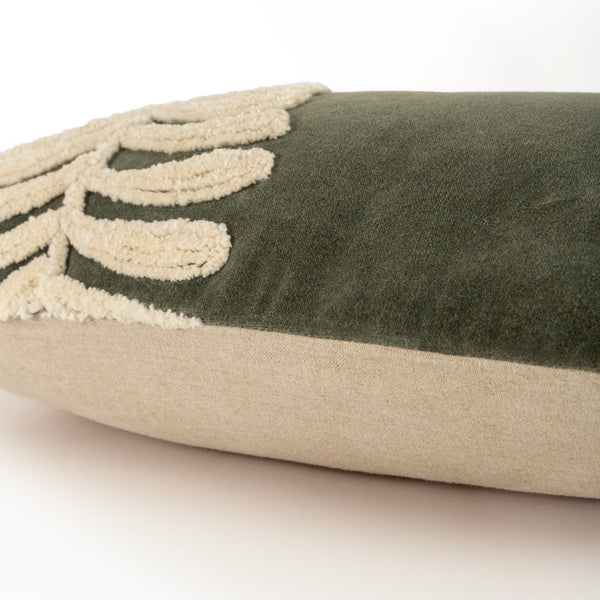 Capa de almofada decorativa no tamanho 30x50 cm na cor verde confeccionada em veludo premium de toque extremamente macio com fechamento em zíper invisível, perfeito para criar composições personalizadas e adicionar um toque de sofisticação ao ambiente.